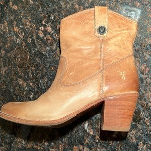 Fry Boots, Jackie Button Short size 8M in beige - only worn in house twice
